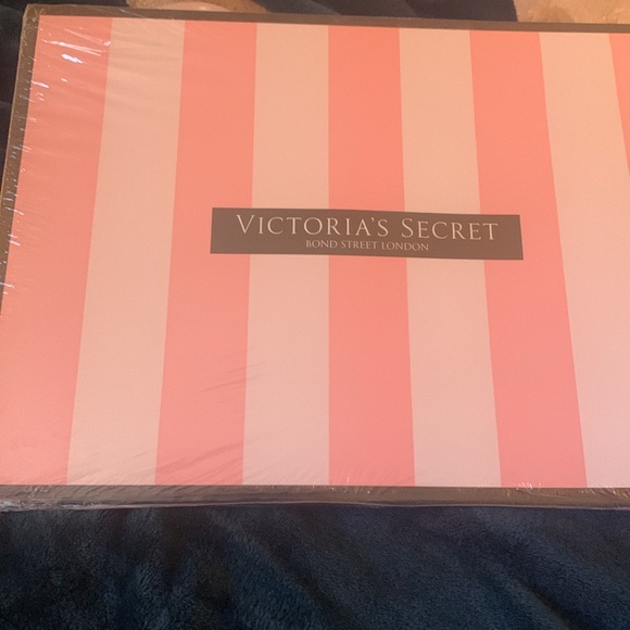 Victoria Secret gift box - Picture 3 of 3